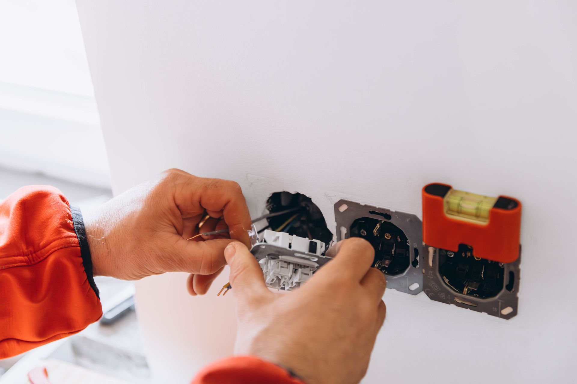 Instalador colocando un enchufe de pared